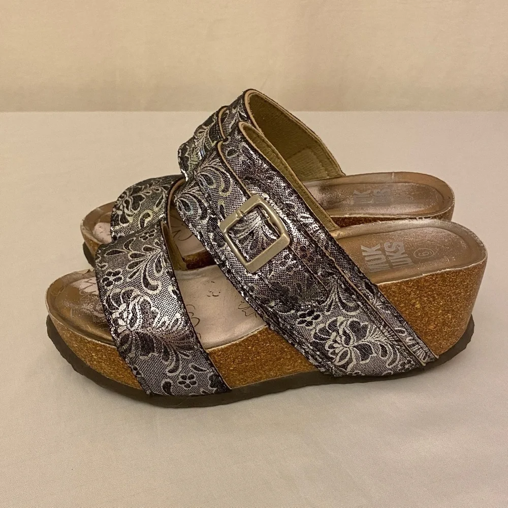 MUK LUKS Women's Emery Wedge Platform Cork Sandals Silver Tapestry Sz 6 Shoes